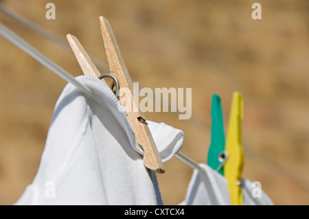 Gros plan des crochets en bois et en plastique washing Line Angleterre Royaume-Uni Royaume-Uni Grande-Bretagne Banque D'Images
