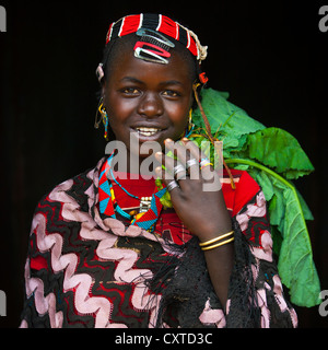 Girl Tribu Bana avec serre-tête, faite de 6231 goupille de sécurité et pinces à cheveux, Key afer, vallée de l'Omo, Ethiopie Banque D'Images