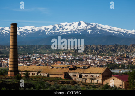 Vue paysage de la ville de Guadix, Espagne et la sierra Nevada enneigée Banque D'Images