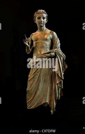 Taille de la vie de bronze statue d'un garçon aristocratique dans la famille de l'empereur Auguste 27 BC - AD 14 de Rhodes, Grèce Banque D'Images