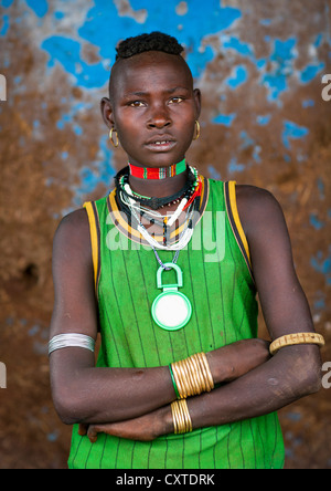 Fille de tribu-menat Posing, Jemu, vallée de l'Omo, Ethiopie Banque D'Images