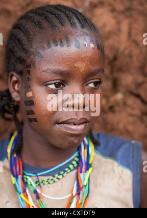 Fille de tribu-menat avec tatouages faciaux, Jemu, vallée de l'Omo, Ethiopie Banque D'Images