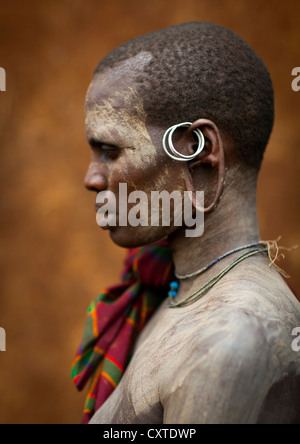 Suri tribu femme avec un lobe élargi, et visage peint, Kibish, vallée de l'Omo, Ethiopie Banque D'Images