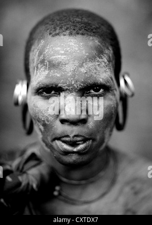 Suri tribu femme avec un lobe élargi, et visage peint, Kibish, vallée de l'Omo, Ethiopie Banque D'Images