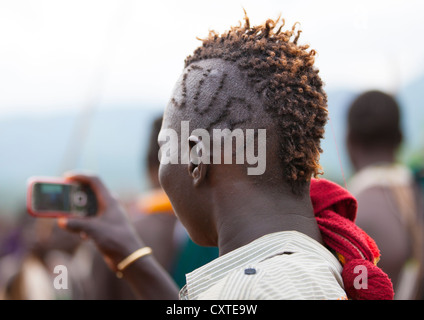 Coupe élégante sur une tribu Suri, homme ou femme, Kibish lors d'une cérémonie organisée par le gouvernement, vallée de l'Omo, Ethiopie Banque D'Images