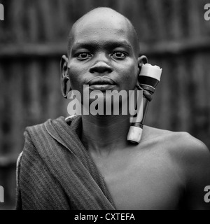 Tribu Suri l'homme avec une grande oreille ornée d'une lampe, Kibish, vallée de l'Omo, Ethiopie Banque D'Images