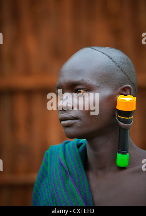Tribu Suri l'homme avec une grande oreille ornée d'une lampe, Kibish, vallée de l'Omo, Ethiopie Banque D'Images