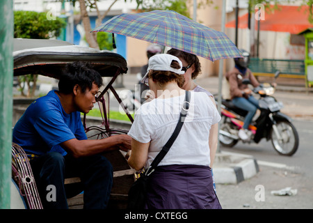 Les pousse-pousse à Yogyakarta, Indonésie Banque D'Images