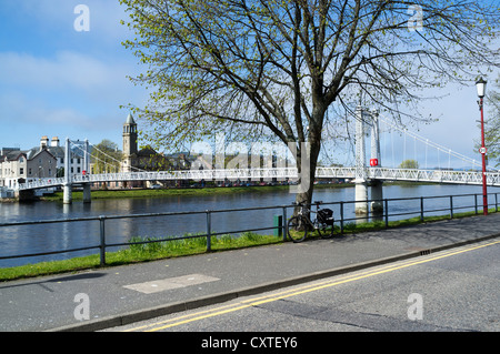 Dh Ness INVERNESS INVERNESSSHIRE Location stationné en bordure de la rivière Ness passerelle Banque D'Images