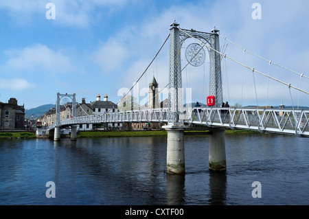 dh River Ness INVERNESS INVERNESSSHIRE River Ness pont suspendu en écosse Banque D'Images