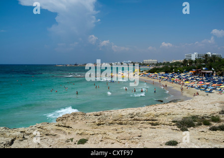dh AYIA NAPA CHYPRE SUD baigneurs plage de sable côte et vacances station hôtels tourisme plages Banque D'Images