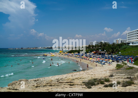 dh AYIA NAPA CHYPRE SUD baigneurs plage de sable côte et vacances station hôtels Bay agia plages Banque D'Images