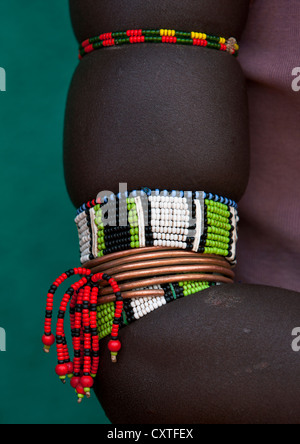 Gros plan sur les bracelets colorés sur le bras d'une femme de la tribu Hamar, Turmi, vallée de l'Omo, Ethiopie Banque D'Images