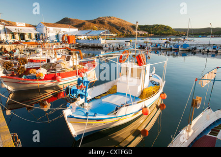 Les petits bateaux de pêche traditionnels grecs à Myrina sur Lemnos, Grèce. Banque D'Images