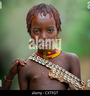 Hamer Girl Jumping Bull au cours de cérémonie, Turmi, vallée de l'Omo, Ethiopie Banque D'Images