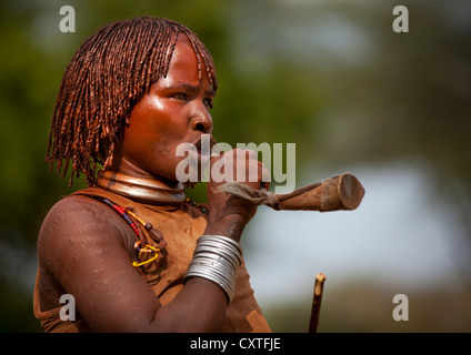 Tribu Hamar avec femme Coiffure traditionnelle soufflant une trompette à Bull Jumping Cérémonie, Turmi, vallée de l'Omo, Ethiopie Banque D'Images