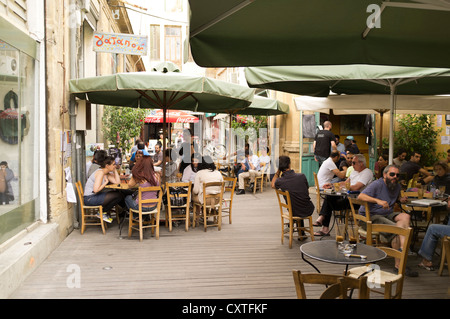dh Phaneromeni place NICOSIE CHYPRE zone ouverte cafés de rue dans la vieille ville sud Nicosie rues arrière personnes tavernes café taverne Banque D'Images