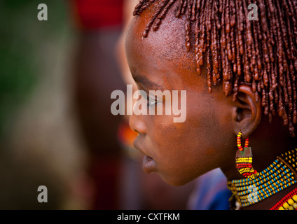 Tribu Hamer Girl Jumping Bull au cours de cérémonie, Turmi, vallée de l'Omo, Ethiopie Banque D'Images