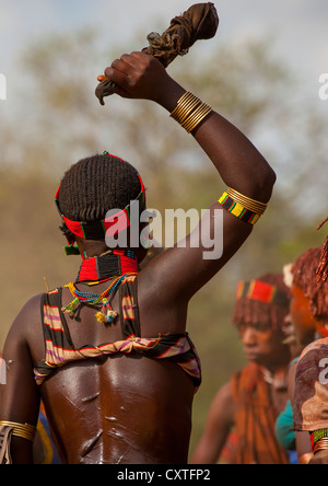 Tribu Hamer femme demande à être fouetté pendant Bull Jumping Cérémonie, Turmi, vallée de l'Omo, Ethiopie Banque D'Images