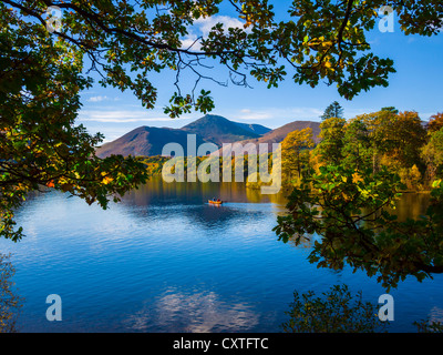 Deux personnes dans un bateau à rames sur les eaux fixes de Derwent Water dans le parc national du district du lac. Keswick, Cumbria, Angleterre. Banque D'Images