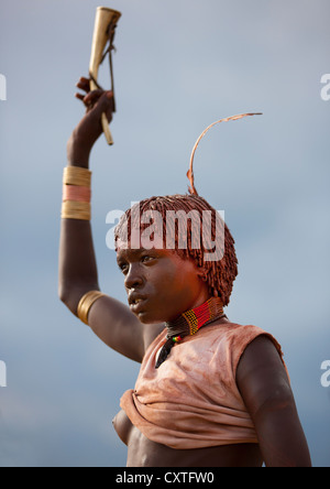 Tribu Hamar femme demande à être fouetté pendant Bull Jumping Cérémonie, Turmi, vallée de l'Omo, Ethiopie Banque D'Images