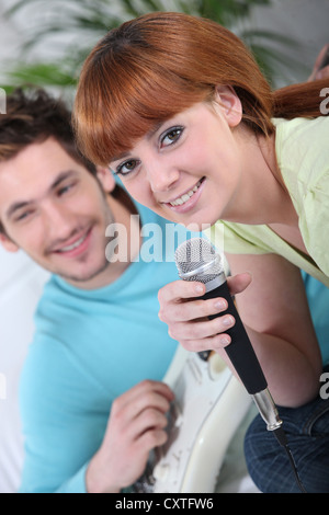 Couple chanter et jouer la guitare ensemble Banque D'Images