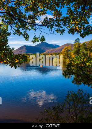 Deux personnes dans un bateau à rames sur les eaux fixes de Derwent Water dans le parc national du district du lac. Keswick, Cumbria, Angleterre. Banque D'Images