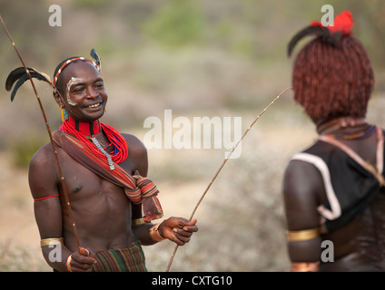 Femme demande à être fouetté pendant Bull Jumping Cérémonie, Turmi En Hamar tribu, vallée de l'Omo, Ethiopie Banque D'Images