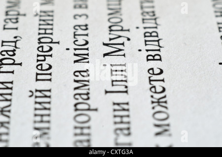 Close-up of cyrillique texte imprimé sur la feuille blanche Banque D'Images