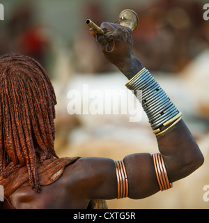 Tribu Hamar femme demande à être fouetté pendant Bull Jumping Cérémonie, Turmi, vallée de l'Omo, Ethiopie Banque D'Images