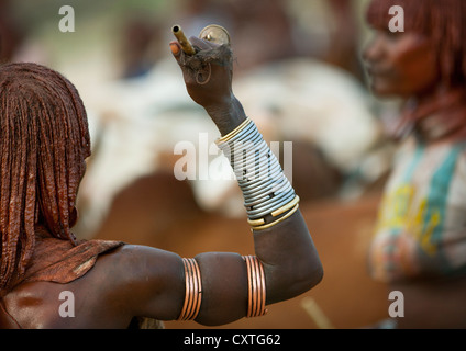 Tribu Hamar femme demande à être fouetté pendant Bull Jumping Cérémonie, Turmi, vallée de l'Omo, Ethiopie Banque D'Images