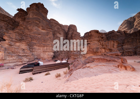 Camp bédouin dans le Wadi Rum, Jordanie Banque D'Images