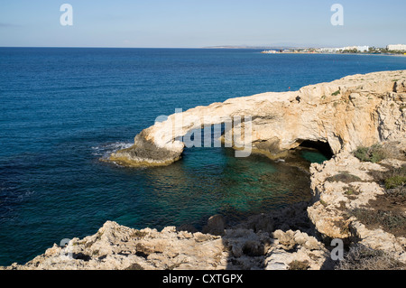 Dh Ayia Napa Chypre passage de la mer la mer bleu clair de la côte sud de Chypre Banque D'Images