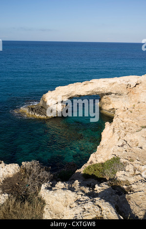 Dh Ayia Napa Chypre passage de la mer la mer bleu clair de la côte sud de Chypre Banque D'Images