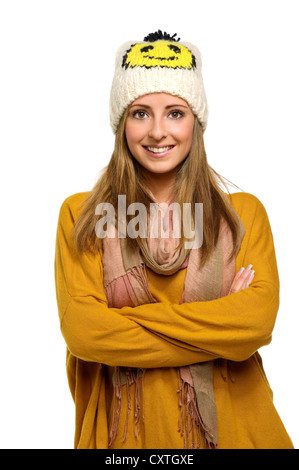 Belle femme dans un chapeau, un foulard et des vêtements d'hiver isolé sur fond blanc Banque D'Images