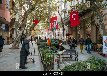 Rue piétonne avec de grands drapeaux turcs près du Grand Bazar à Istanbul Turquie Banque D'Images