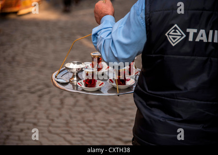 Plateau-vendeur portant un plateau avec des verres de thé à Istanbul Turquie Banque D'Images