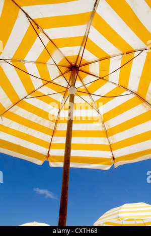 Parapluie à rayures sous ciel bleu Banque D'Images