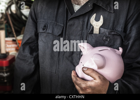 Close up of worker holding piggy bank Banque D'Images