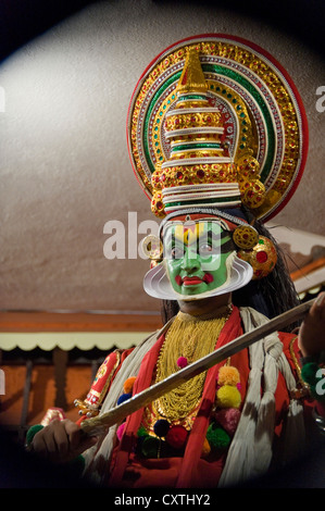 Close up portrait of vertical d'un artiste de Kathakali en costume complet lors d'une performance. Banque D'Images