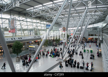 Intérieur de l'aérogare à l'aéroport international de Düsseldorf en Allemagne Banque D'Images