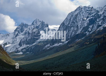 De belles montagnes enneigées de Sonamarg, la prairie de l'or, la vallée du Cachemire Banque D'Images