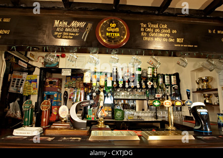 La Royal Oak pub avec Guinness et autres pompes à bière Banque D'Images