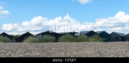 Les cabanes de plage à Walberswick sont traditionnellement situé au milieu des dunes et peints en noir. Banque D'Images
