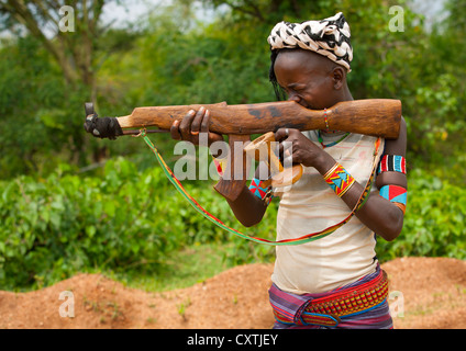 Homme avec une tribu Bana Kalshnikov clé en bois, afer, vallée de l'Omo, Ethiopie Banque D'Images