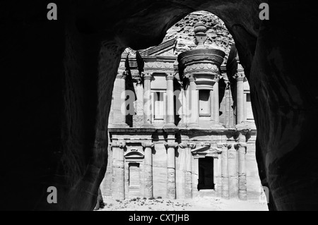 Le monastère (Ed-Dier) à partir de la grotte, Petra, Jordanie Banque D'Images