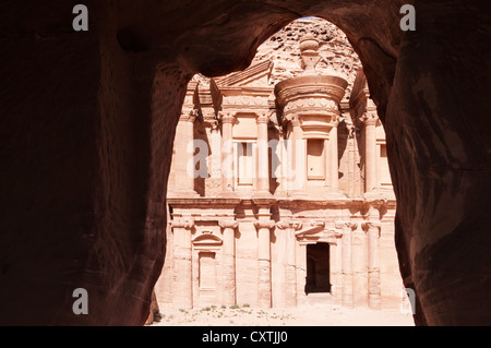 Le monastère (Ed-Dier) à partir de la grotte, Petra, Jordanie Banque D'Images