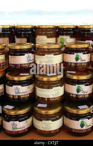 Pots de miel sur l'affichage à l'échoppe de marché à Sveti Filip i Jakov, Croatie. Banque D'Images