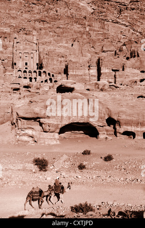 Vue de l'Urne tombe avec des chameaux, Petra, Jordanie Banque D'Images