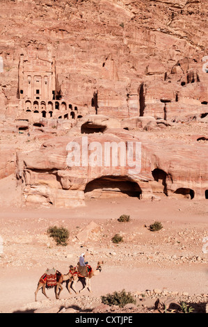 Vue de l'Urne tombe avec des chameaux, Petra, Jordanie Banque D'Images